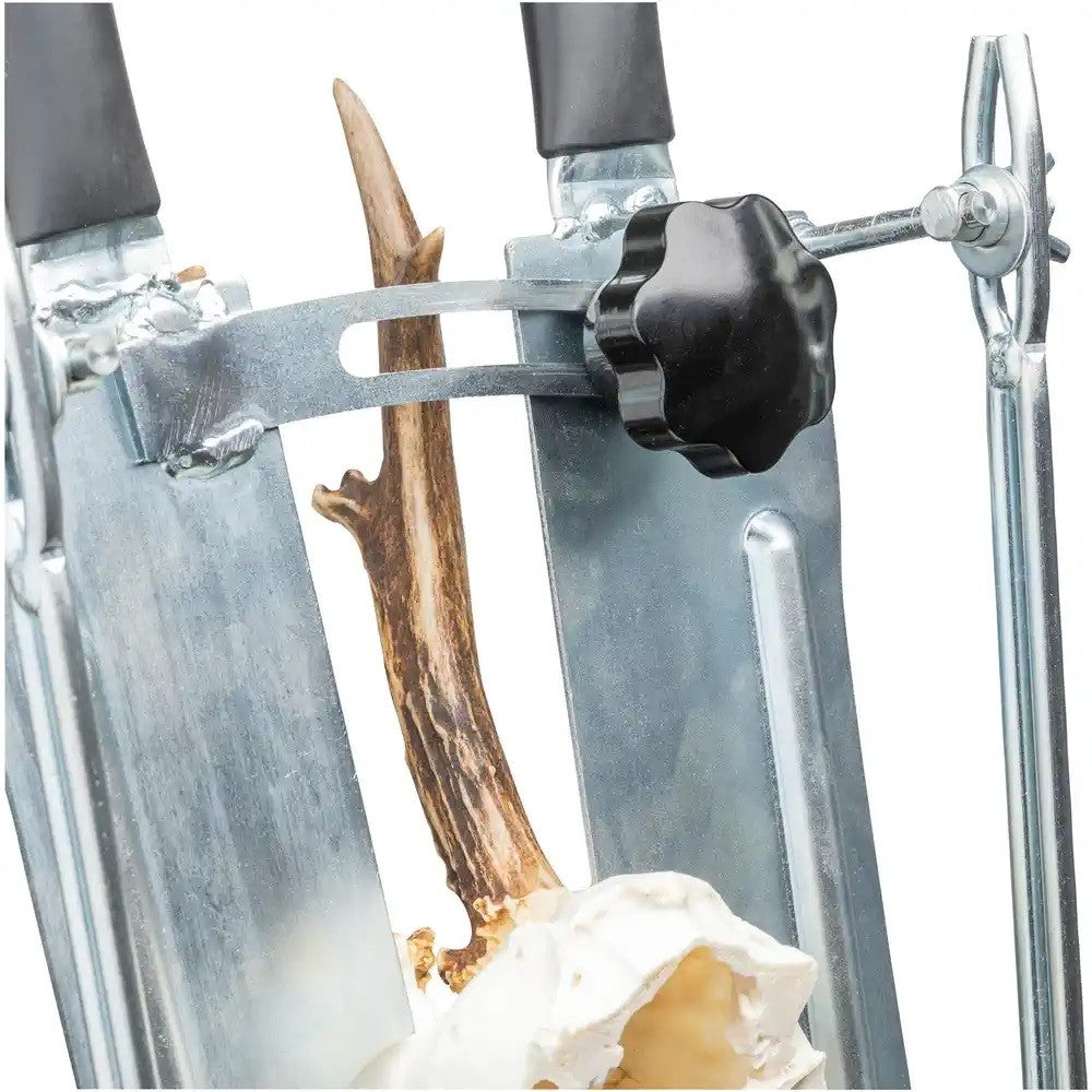 Horn trimming device with a saw