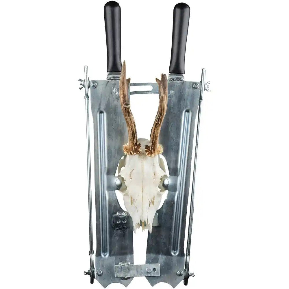 Horn trimming device with a saw