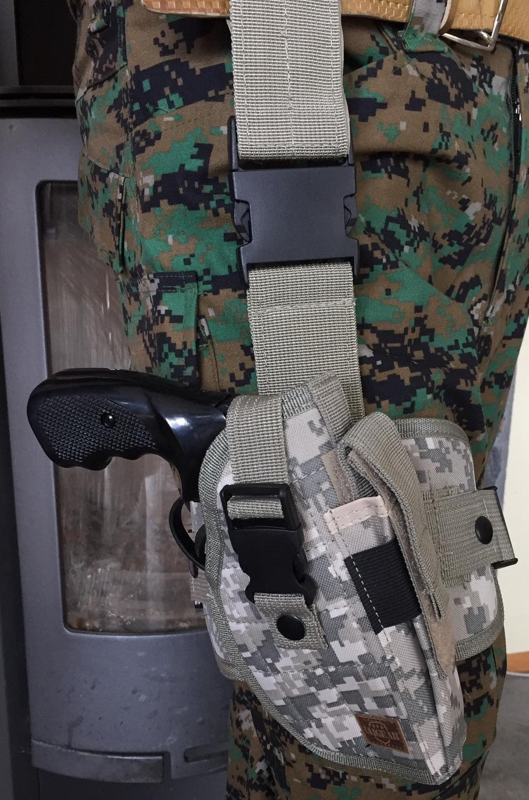 Universal pistol holster, attachable to the waist or leg, with a magazine pouch.