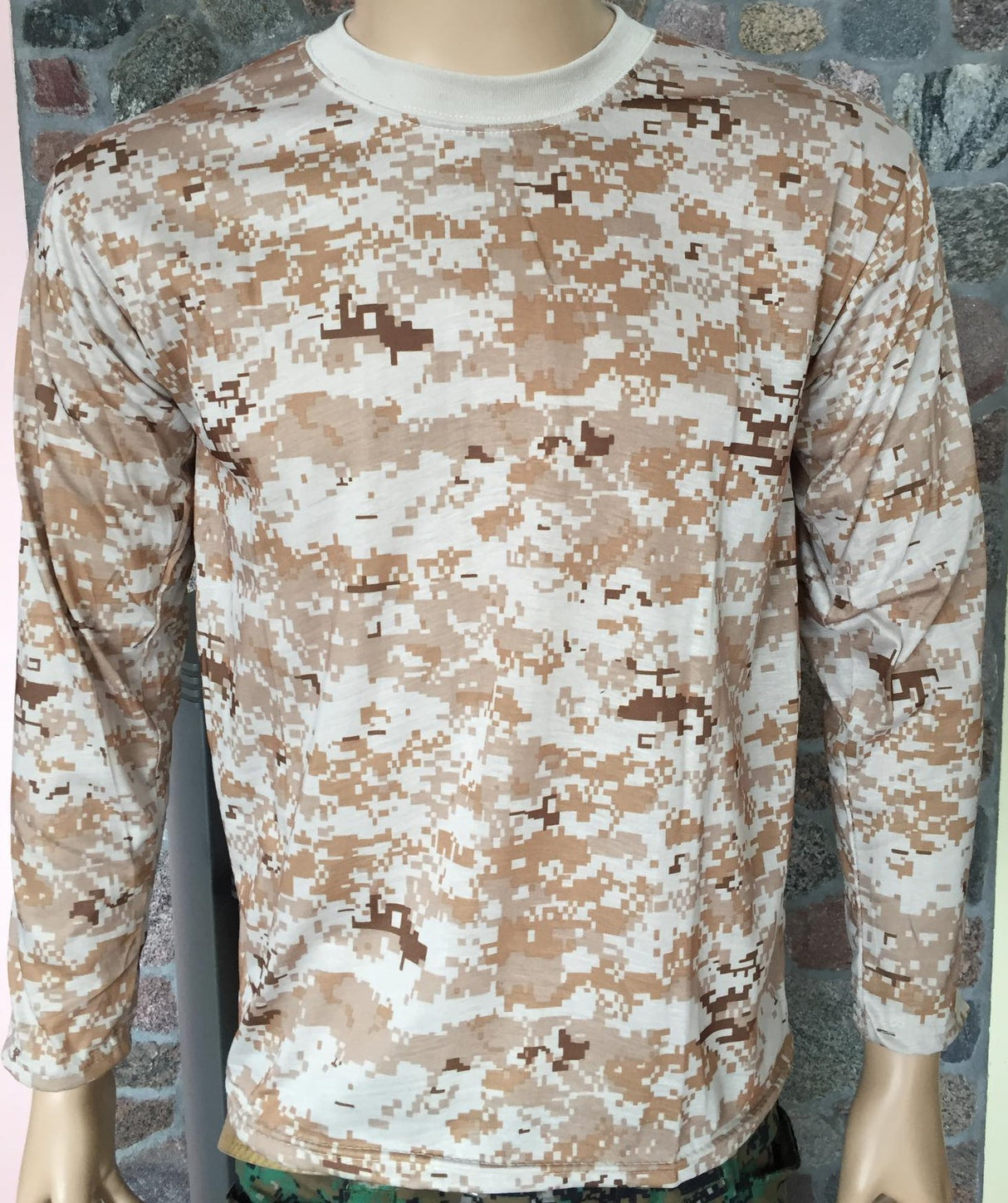 Long-sleeved camouflage t-shirt